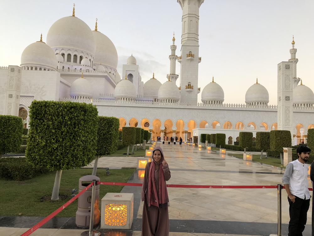 Novinarka Espresa ispred Velike Džamije u Abu Dabiju
