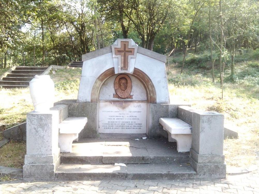 Grob dr Alekse Savića na brdu Hisar