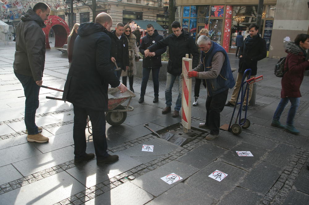 Počelo veliko spremanje Beograda: Aktivisti grupe ŠTA RADITE BRE odneli Sinišin i Goranov otpad ispred zgrade skupštine (FOTO)
