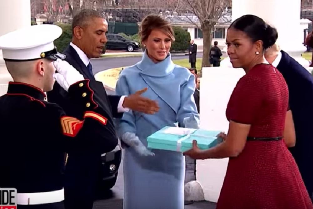 Mišel Obama konačno otkrila zašto je napravila KISELU FACU kada joj je Melanija Tramp dala poklon!