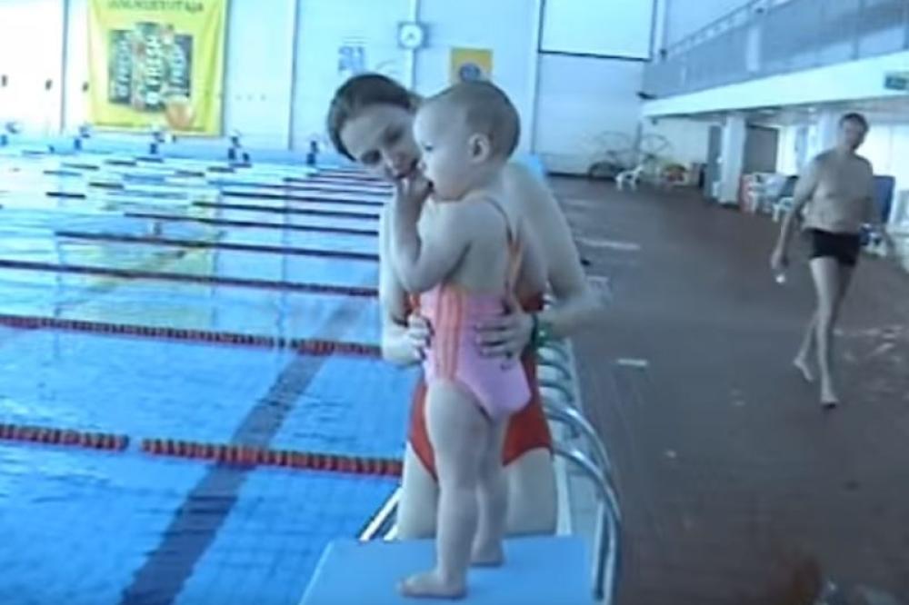 MALENA PLIVAČICA U VODI JE KAO AJKULICA: Ima 21 mesec i pliva kao Nađa Higl! (VIDEO)