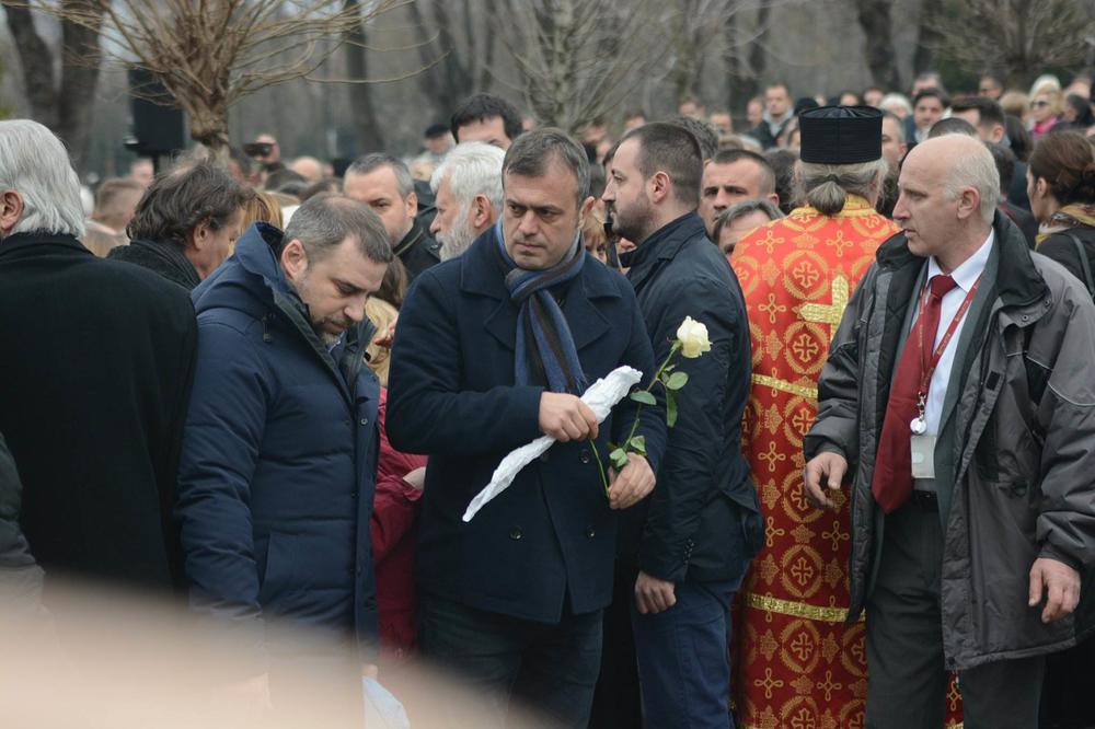 POSLEDNJI POZDRAV BRATU: Sergej je poljubio belu ružu i nežno je spustio na Nebojšin grob (FOTO) (VIDEO)
