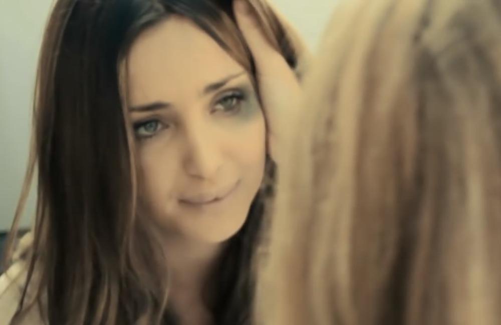 Scena iz spota za pesmu 'Devojačko prezime