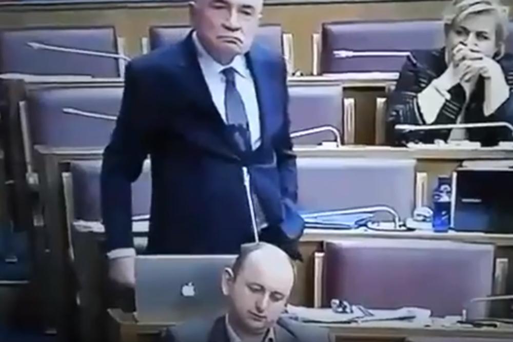 MRŠ, JADO! Crnogorski poslanik zaurlao na sednici, NASMRT UPLAŠIO ĆELAVOG KOLEGU ISPRED! (VIDEO)