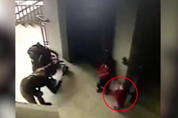 NAJGORA NOĆNA MORA SVAKOG RODITELJA: Devojčica je stajala pored stepenica i mama je htela da je slika... (VIDEO)