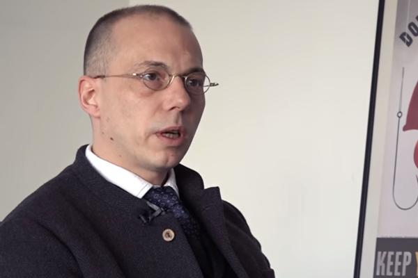 Belgijski novinar veruje da ga proteruju iz Srbije zbog kritičkih tekstova: Ne želim da odem,isam špijun, niti kriminalac! (VIDEO)