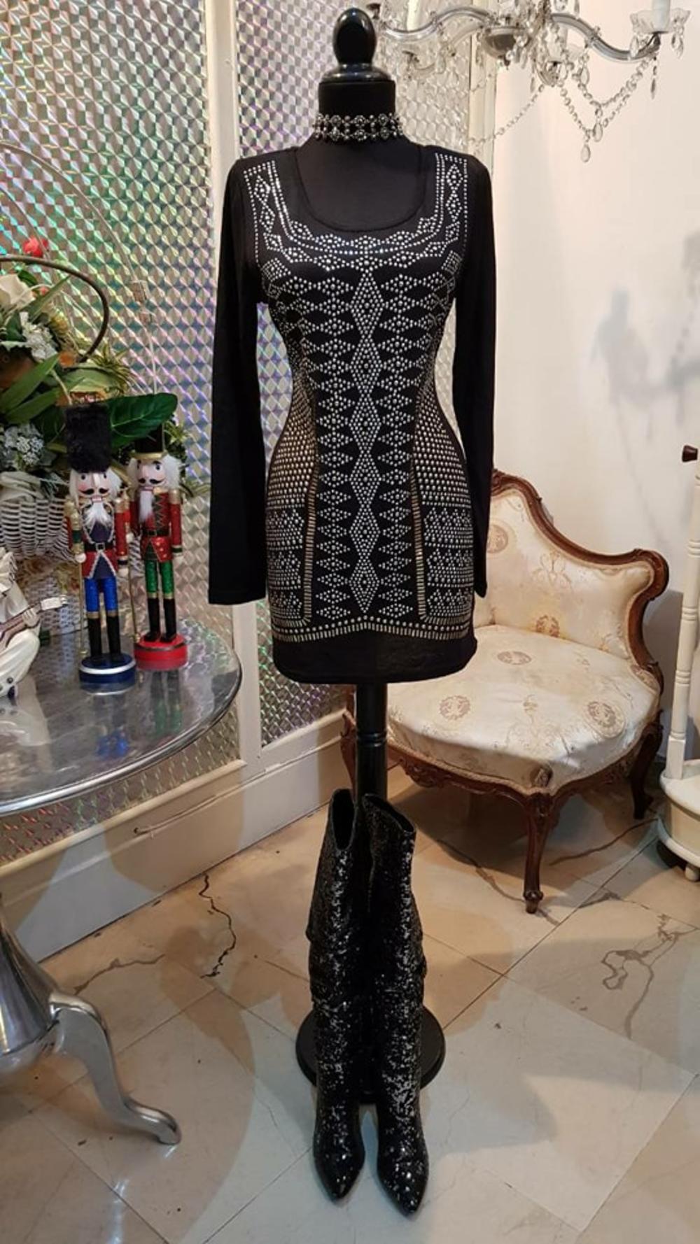 Crna haljina sa ukrasnim nitnama  