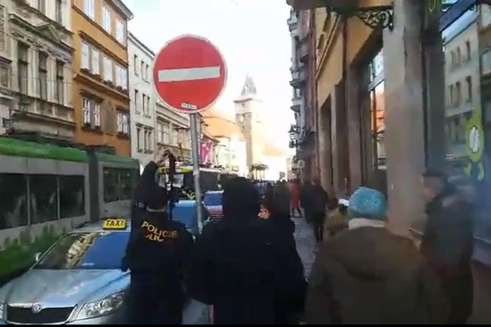 VANREDNO STANJE U PLZENJU: Zbog Grobara haos na ulicama, policija je na svakom koraku! (VIDEO)