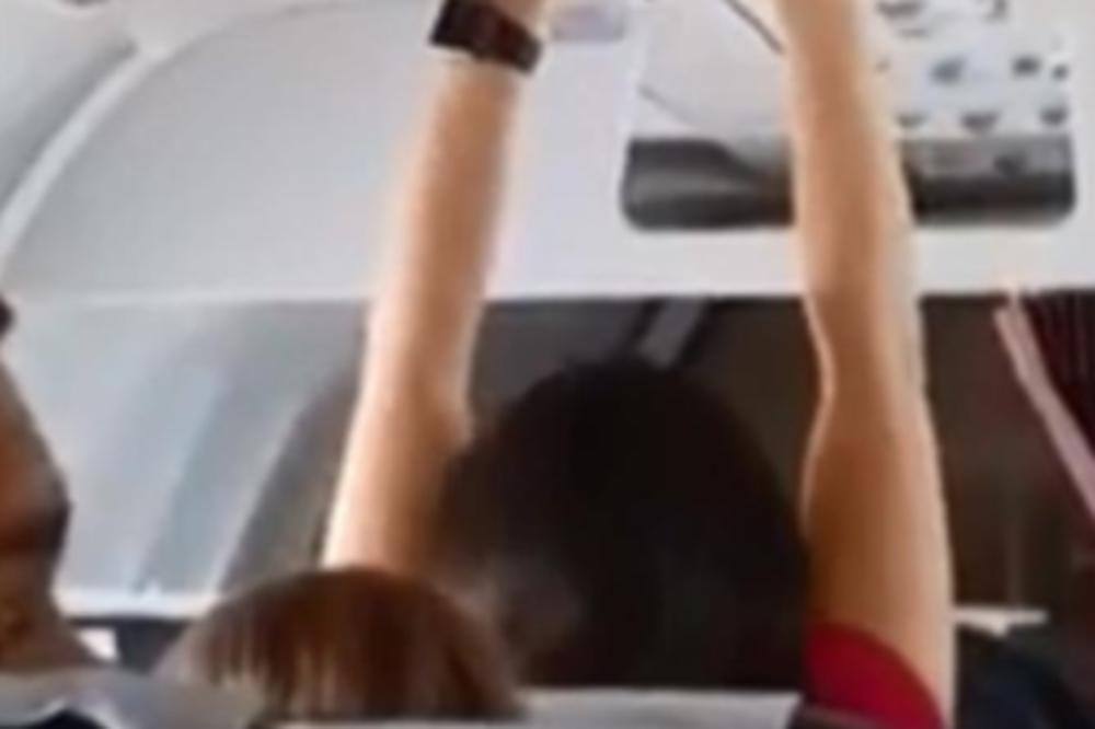 ŠTA JE BRE OVO?! Mrtva ladna je izvadila gaćice usred aviona! Dalje...potgledajte sami! (VIDEO)