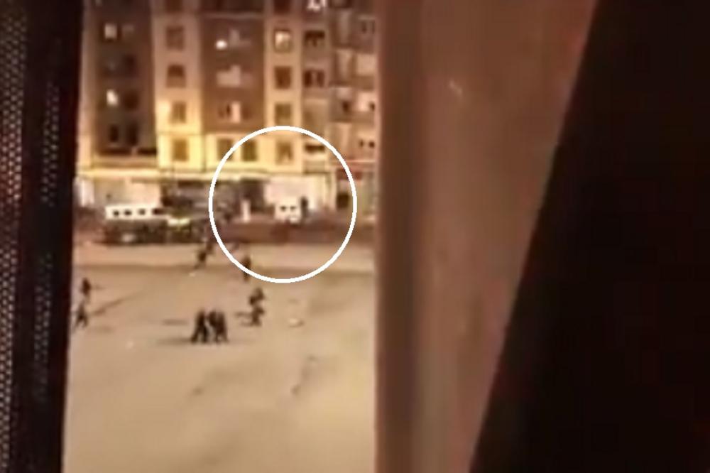 OVO MOŽE SAMO PIJANI RUS: Navijač Spartaka ukrao maricu, pa se potom skucao u zgradu! (VIDEO)