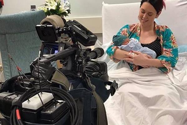 PRENOSILA POROĐAJ UŽIVO: Voditeljka je donela na svet bebu pred svojim fanovima njene emisije! (FOTO)