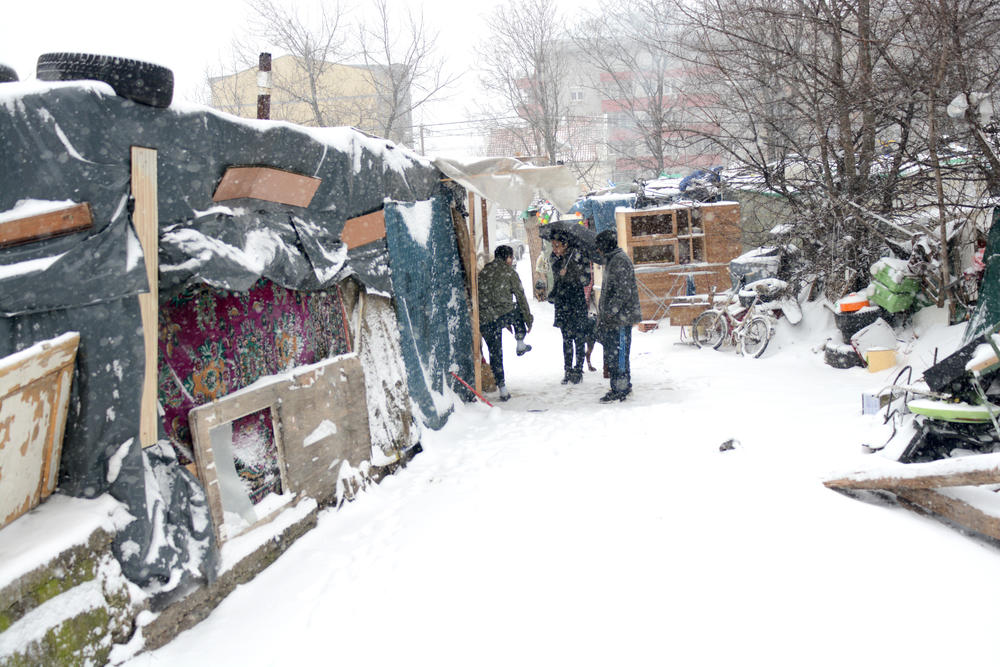 Kućice od kartona trpe naslage snega  
