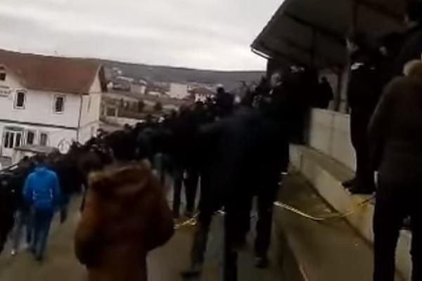 TOTALNA ŠORKA NA UTAKMICI! Albanci bežali od batina preko terena! (VIDEO)