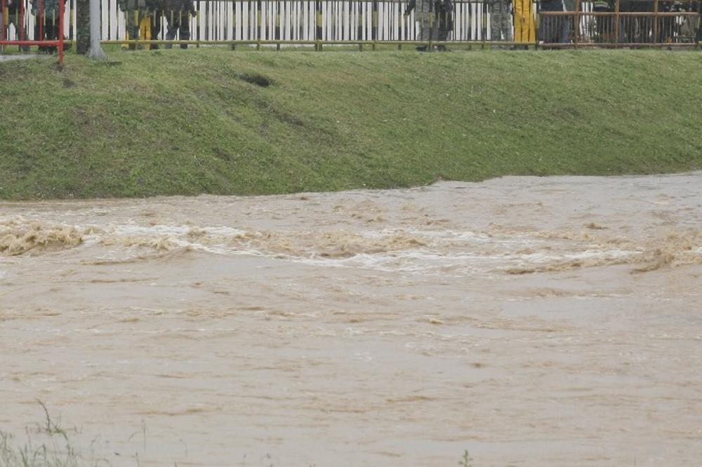 NEVREME NAPRAVILO HAOS U CENTRU GRADA: Pljusak, grmljavina, grad! Poplavljene i ulice i podrumi! (VIDEO)