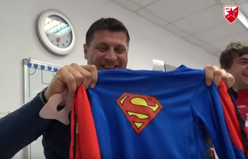 Vladan Milojević sa odelom Supermena kao poklon od igrača za rođendan