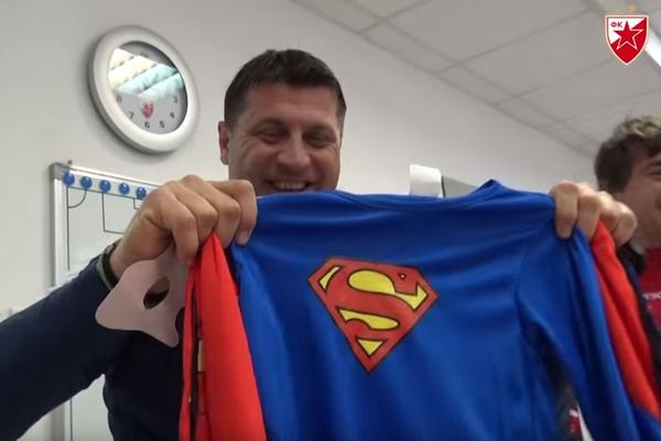 Milojević dobio specijalni poklon od igrača za rođendan, a onda je Gobeljić izvadio nešto iz torbe i nastao je potpuni šou! (VIDEO)