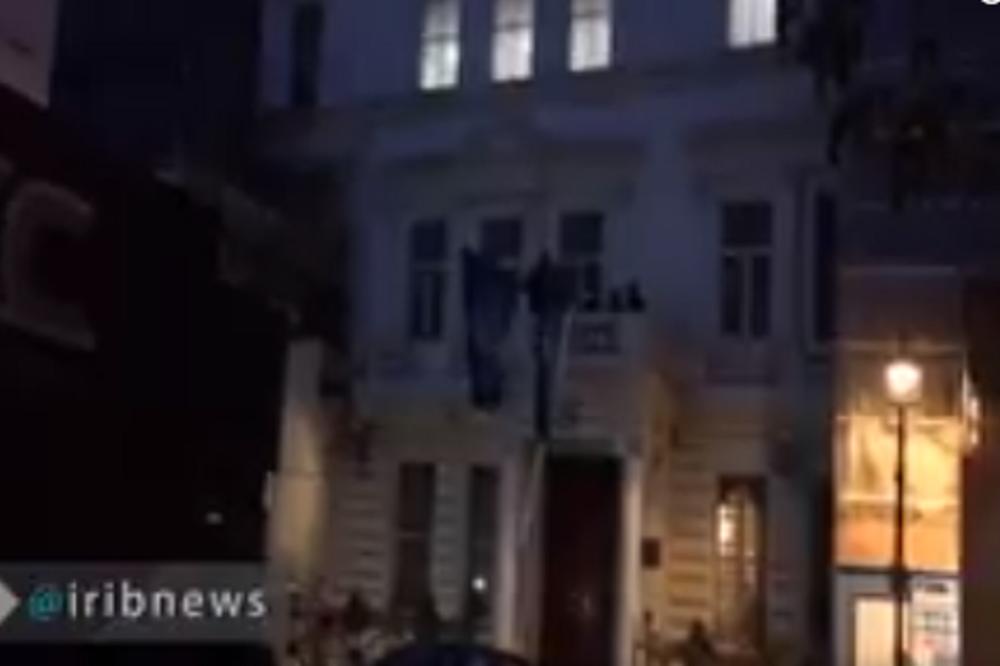 NAPAD U LONDONU: Uhapšeni muškarci koji su se peli na Iransku ambasadu I SKIDALI ZASTAVU! (VIDEO)