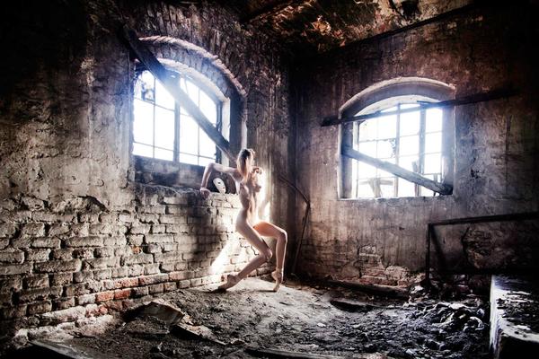 Umetnički projekat koji prikazuje ženu na najlepši mogući način: Izložba fotografija Ivana Grlića Flesh For Fantasy (FOTO)