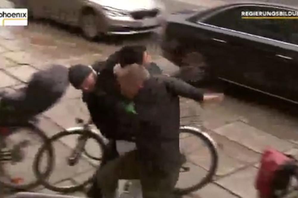 NAPADNUTA ANGELA MERKEL! Muškarac nasrnuo na nemačku kancelarku ispred Bundestaga! (VIDEO)