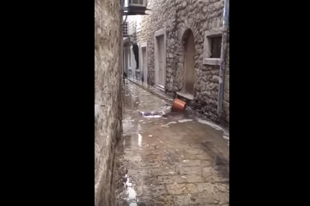 BUDVANI NA NOGAMA, U TOKU JE VELIKA AKCIJA ODBRANE: More prodire u Stari grad, ulice pod vodom! (VIDEO)