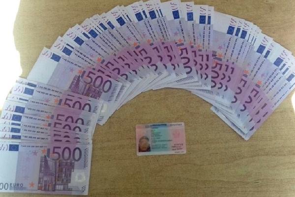 NAPUNILA SE EVRIĆIMA: Carinici izvadili 62.000 evra iz brusa jedne gospođe, ostalih 5.000 evra  krijumčarila oko struka! (FOTO)