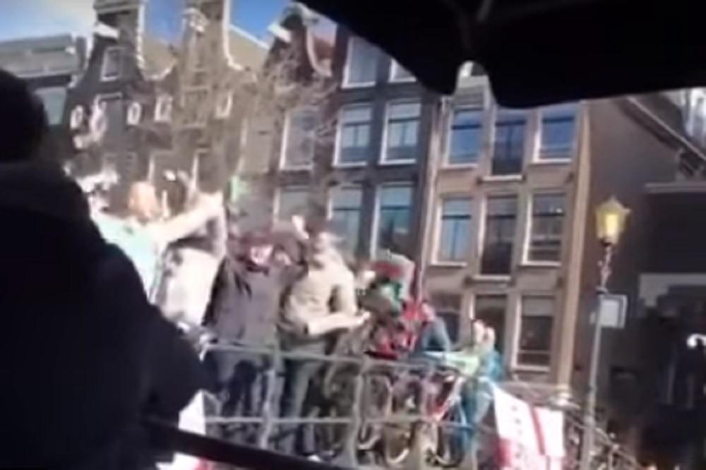 SRAMOTNICI! Engleski huligani divljali u Amsterdamu i polivali bake alkoholom! (VIDEO)