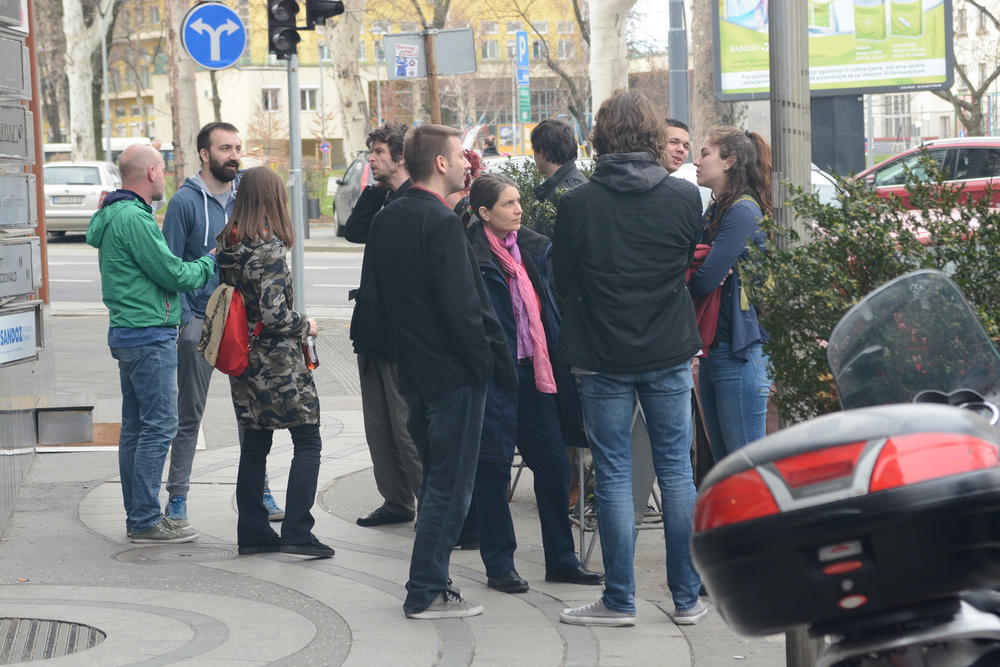 Građani ispred ispred kancelarije izvršitelja Mihaila Dragovića  