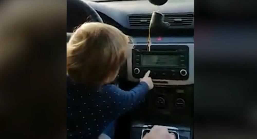 Devojčica od tri godine sama vozi?!  