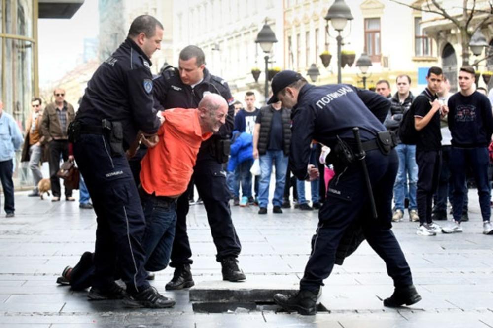 ČUPAO PLOČNIKE I MALTRETIRAO PROLAZNIKE: Policija uhapsila muškarca u Knez Mihailovoj! (FOTO)