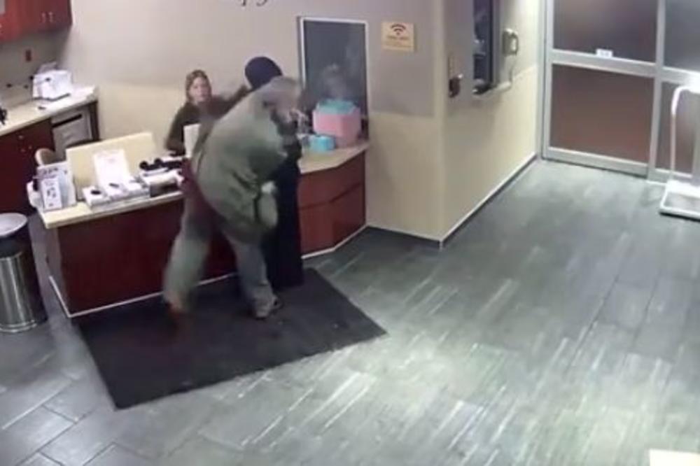 VIDEO JE BURKU I IZGUBIO KONTROLU: Snimljen strašan napad na MUSLIMANKU u američkoj bolnici! (VIDEO)