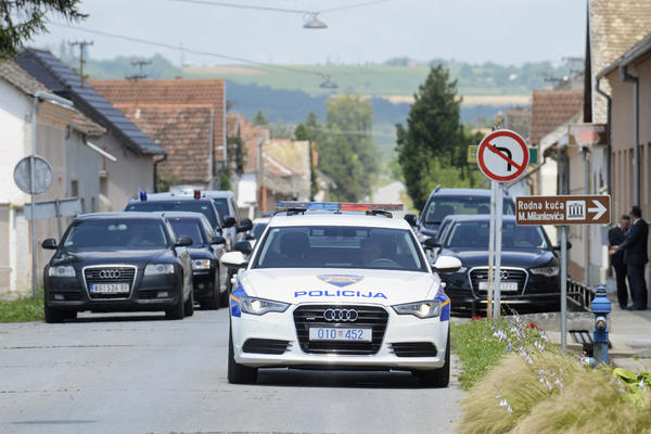 SKANDAL U HRVATSKOJ: Policija sprečila evroparlamentarce da ispitaju tretman migranata na granici sa BiH!