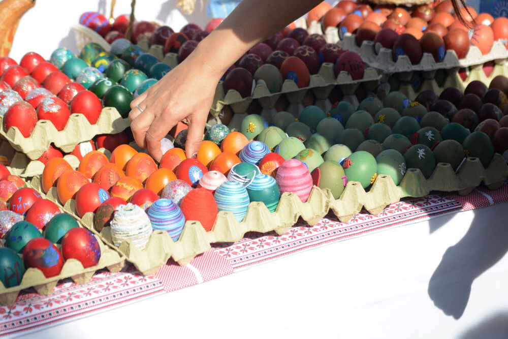 Humanitarna prodaja uskršnjih jaja na Trgu Nikole Pašića  