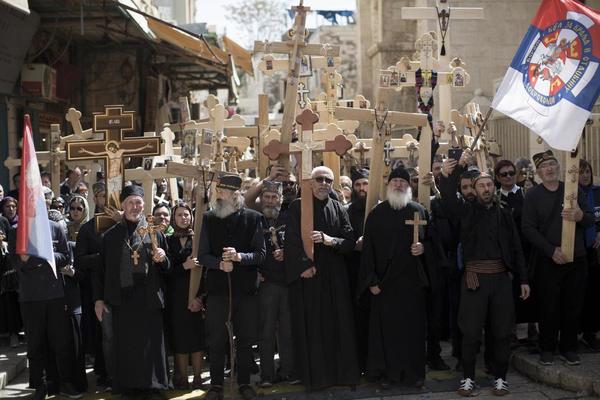 SRBI PREDVODE VERNIKE U JERUSALIMU: Mnogo njih je i sa KOSOVA a pogledajte kako su prošli stradalnim putem na Veliki petak (FOTO)