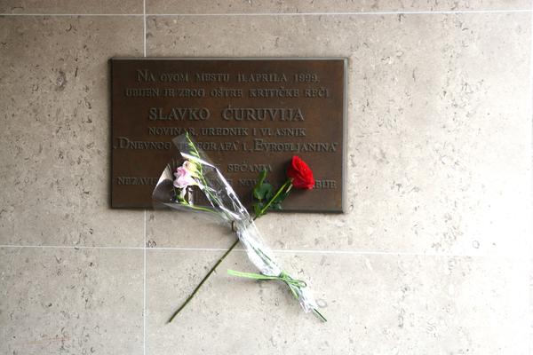 DVA CVETA NA PLOČI, A PRAVDE NI IZ DALEKA: Prošlo je 19 godina od ubistva Slavka Ćuruvije (FOTO)