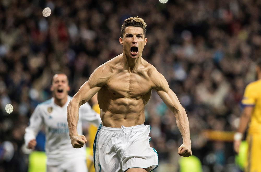 Kristijano Ronaldo slavi gol iz penala koji je odveo Real u polufinale Lige šampiona
