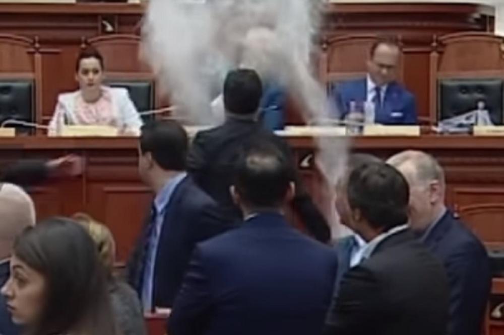 RAMU GAĐALI JAJIMA I BRAŠNOM: U albanskom parlamentu izbio haos! (VIDEO)