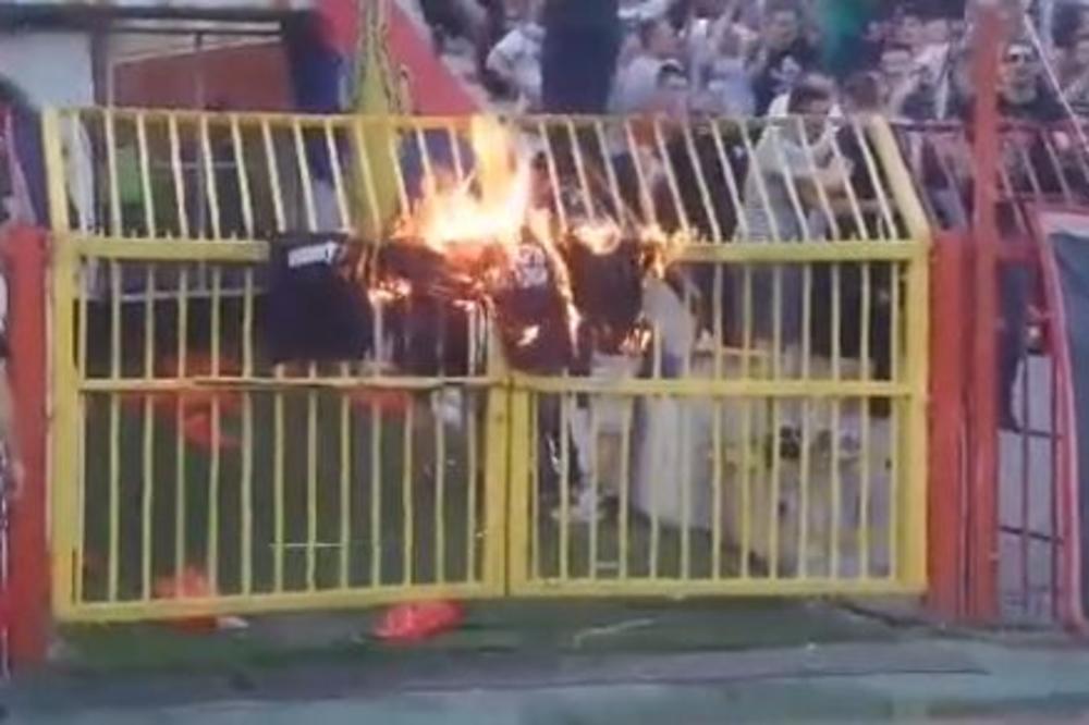 CRVENO-BELI SE DOKOPALI OBELEŽJA GROBARA: Goreli rekviziti navijača Partizana! (VIDEO)