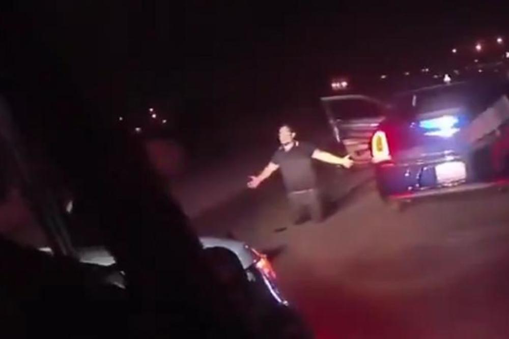 JEZIVI OBRT RUTINSKE KONTROLE: Policajci su zaustavili automobil, ali nisu ni sanjali da će se dogoditi OVO (UZNEMIRUJUĆ VIDEO)