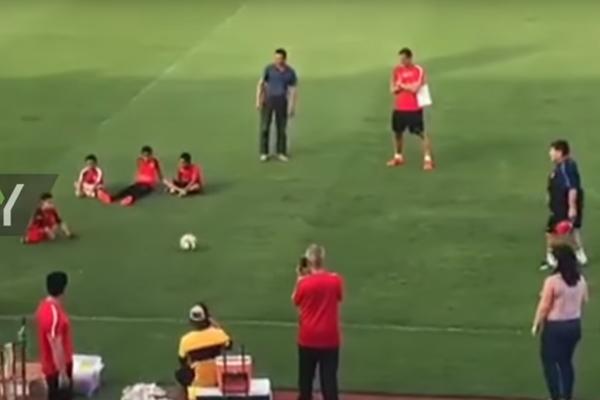 Fudbal ne poznaje granice! Maradona šutirao penale sa dečakom bez nogu! (VIDEO)