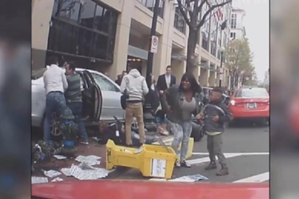 UZNEMIRUJUĆI SNIMAK: Automobil se zabio u pešake u Vašingtonu, prolaznici spašavali pregažene ljude (VIDEO)