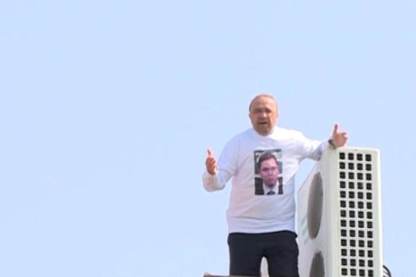 PONOVO DRAMA NA KROVU HOTELA: Vlasnik u majici sa Vučićevim likom četiri sata pretio samoubistvom (VIDEO)