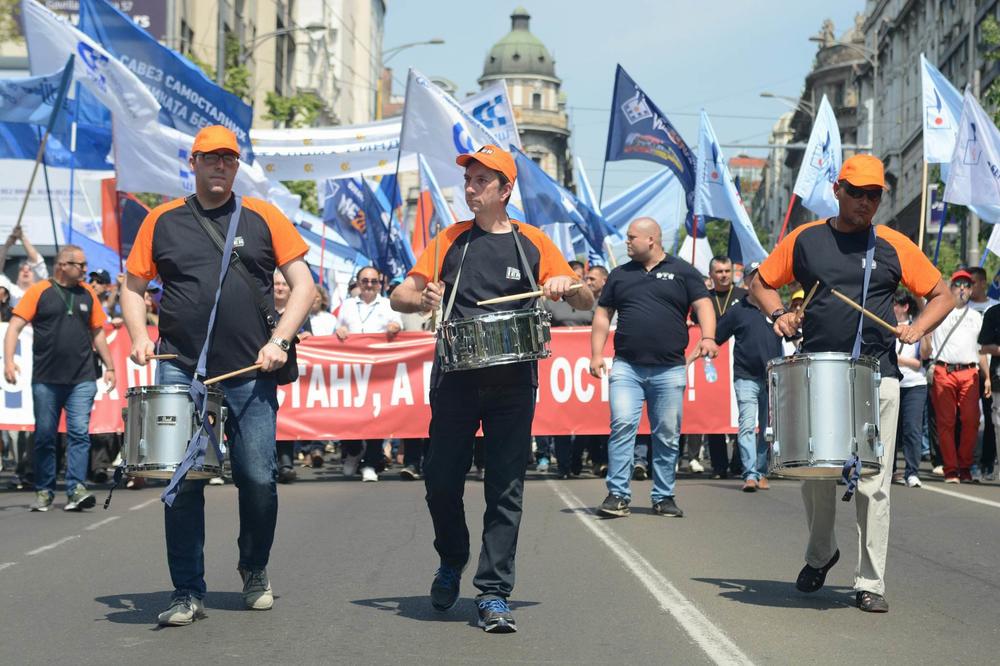 JEDNA SRBIJA ROŠTILJA U PRIRODI, DRUGA JE NA ULICAMA! Radnički protest u Beogradu: Odavno nemamo šta da slavimo (VIDEO) (FOTO)