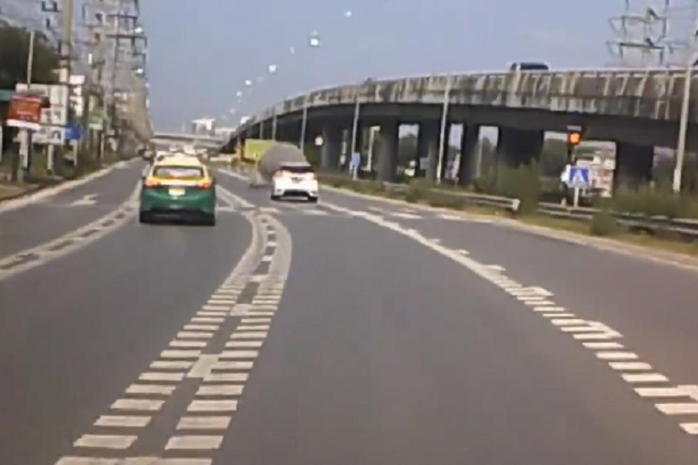 U MEĐUVREMENU NA TAJLANDU! Vozio je kola, a onda je sa NEBA pao ogroman PREDMET! (VIDEO)