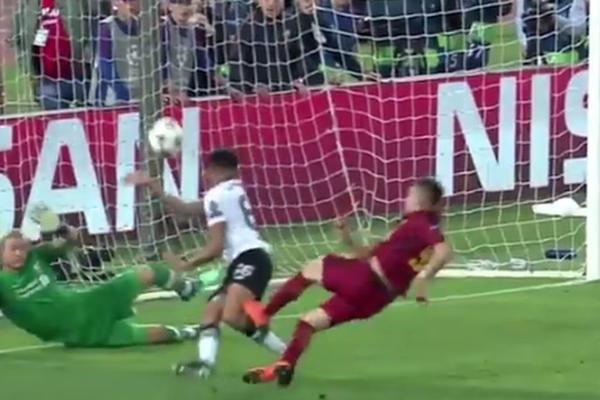 BACAĆE ITALIJANI DRVLJE I KAMENJE NA SLOVENCA: Skomina nije svirao Romi dva čista penala?! (VIDEO)