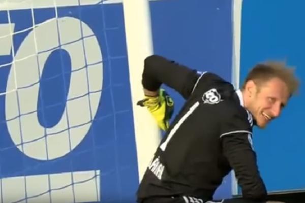 KAKAV BOG! Češki golman je uspeo da SLOMI GOL, i to bukvalno! (VIDEO)