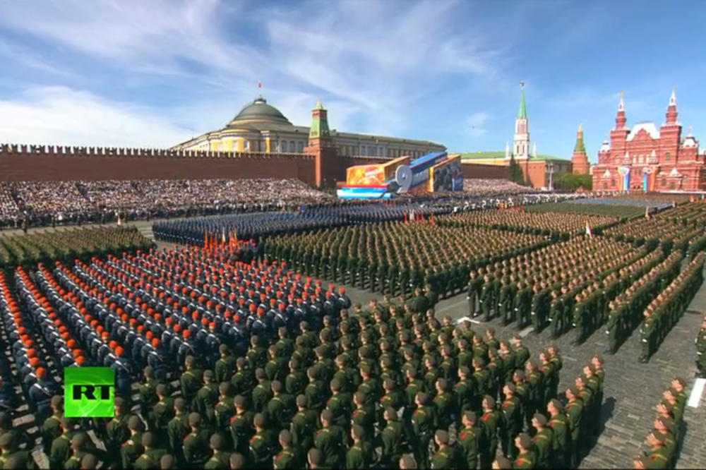 VOJNI SPEKTAKL U MOSKVI U KOJI JE GLEDAO CEO SVET: Crvenim trgom marširala je vojska, Vučić pored Putina kao počasni gost (VIDEO) (FOTO)