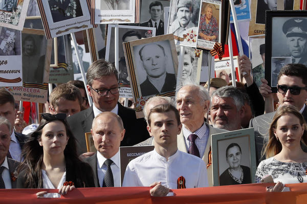 VUČIĆ NIJE BIO JEDINI SRBIN NA RUSKOJ PARADI: Došao je da podrži Putina, A SVETSKI JE POZNATA FACA (FOTO)