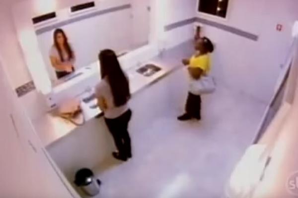 UŠLA JE U ŽENSKI WC I POGLEDALA SE U OGLEDALO: A onda je zavladala panika među ženama (VIDEO)