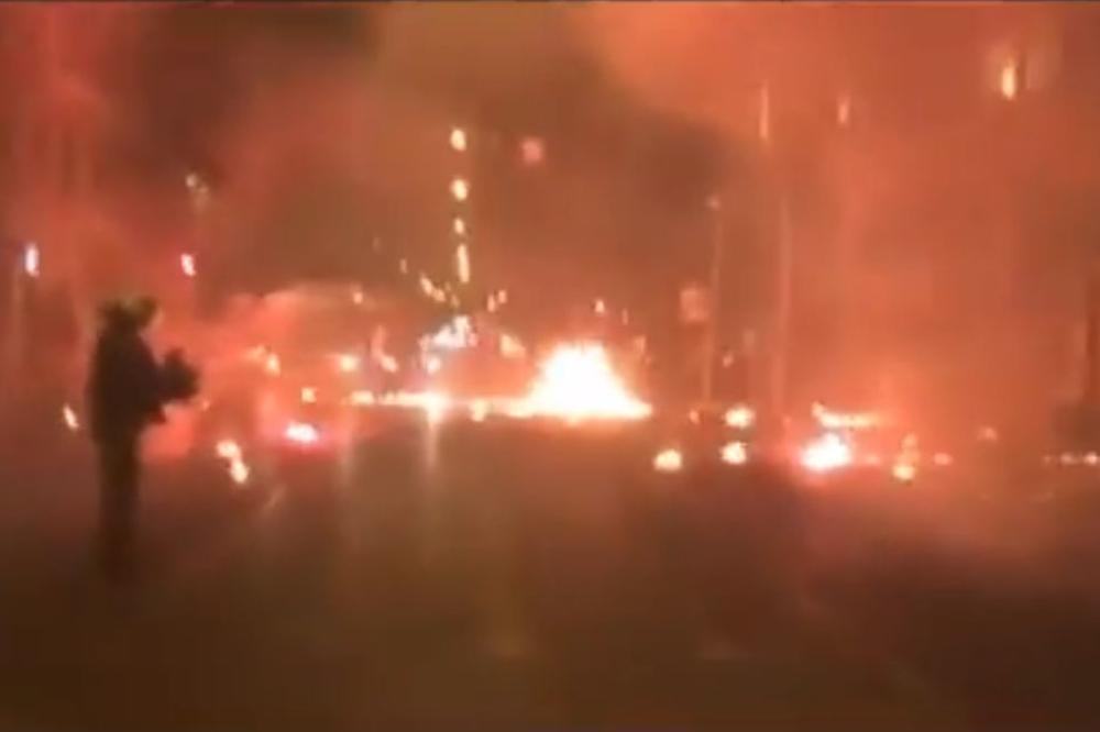 Pakao na ulicama Atine, ne zna se ko protiv koga ratuje: Lete molotovljevi kokteli na policiju, divljaju huligani AEK-a i PAOK-a! (VIDEO)