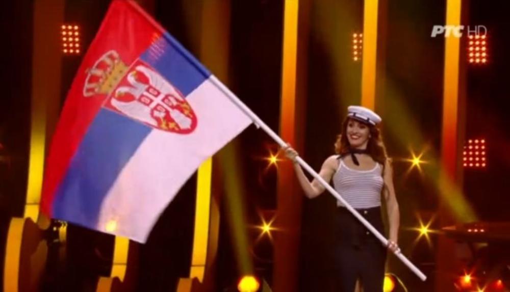 Ona je ponosno prošetala zastavu Srbije  